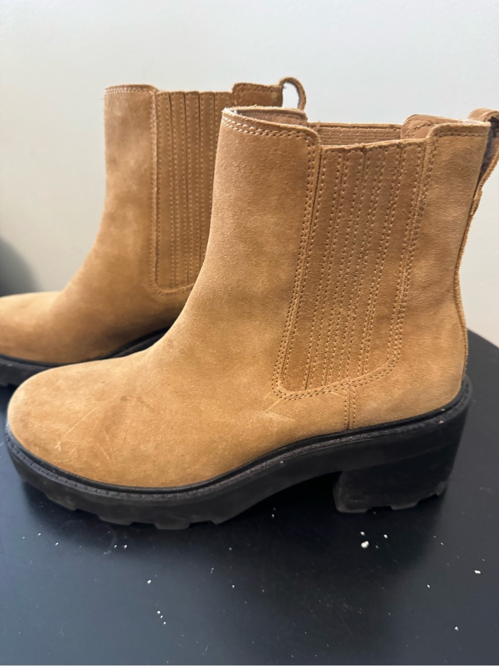 Madewell Women’s Tan Suede Chelsea Ankle Boots